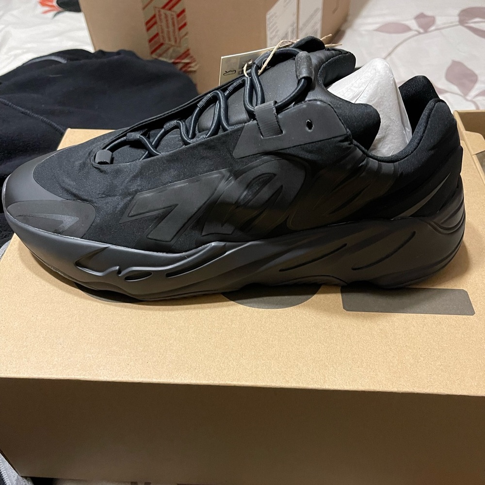 Yeezys 700 mnvn